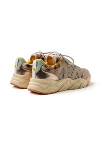 Sneakers leggere con una parte superiore in materiali misti nei toni beige e metallici, caratterizzate da dettagli testurizzati e una suola chunky beige.