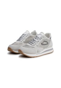 Sneaker con lacci realizzati in suede grigio chiaro e mesh, con dettagli in argento, una parte superiore testurizzata e una suola in gomma marrone.