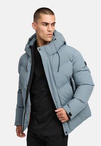 Hele sinine puffer jakk kapuutsiga, millel on lukuga sulgemine, küljetaskud ja elastsed varrukad. Sile tekstuur ja tikandmuster.