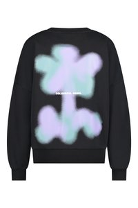 Felpa nera con un fit rilassato, presenta un design astratto in blu e viola pastello sul retro e testo bianco: “COLOURFUL REBEL.”