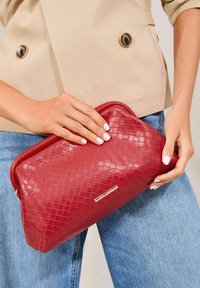 Lipsy WEAVE POUCH - Geantă plic - red