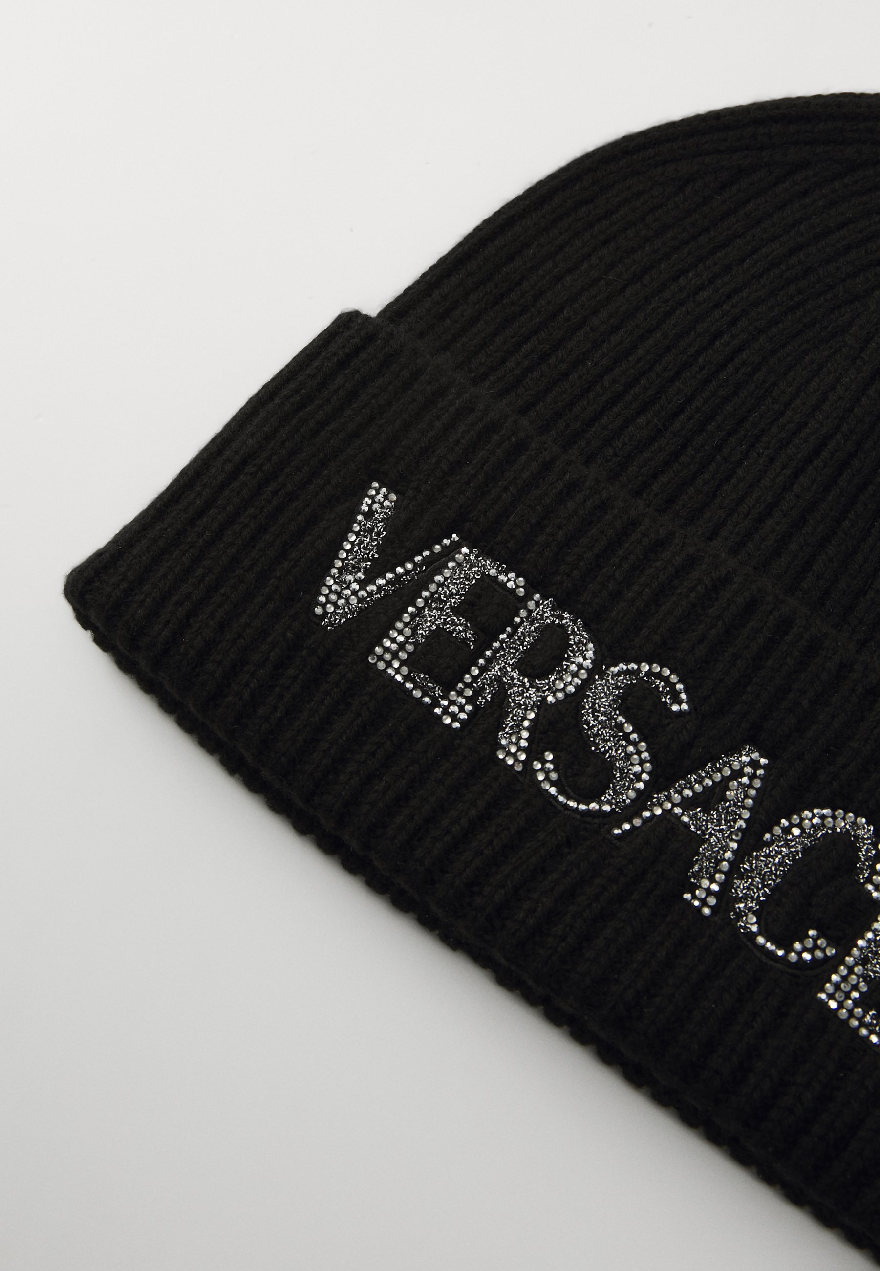 VERSACE ニットキャップ/安全ピン/モヘア/444 682 760 271 Medusa embroidered wool beanie in black - Versace | Mytheresa