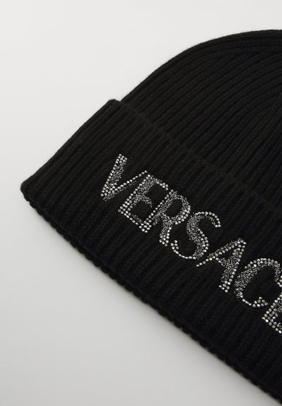 Berretto a coste nero con la scritta "VERSACE" in scintillanti strass, caratterizzato da una finitura testurizzata e un materiale morbido.