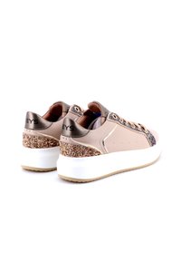 Sneakers platform beige con dettagli in stampa leopardata, collari del tacco in bronzo lucido, pannelli del tacco glitterati e suole spesse bianche.