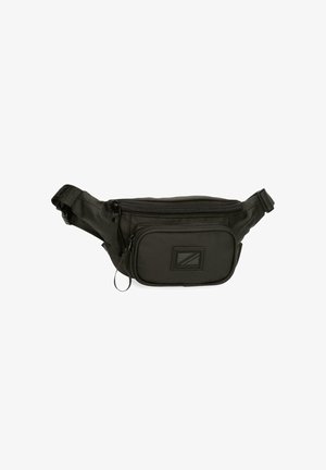 Riñonera de nylon negro con correa ajustable, bolsillo frontal con cremallera, cremallera principal y un pequeño parche logotipo rectangular en el bolsillo frontal.