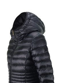Zwarte, puffy jacket met een capuchon, voorzien van een ritssluiting aan de voorkant, geribde manchetten en een gladde, glanzende textuur. Opvallend logo op de mouw.