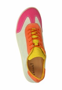 Sneaker multicolore con suede in grigio chiaro, con accenti rosa, arancioni e gialli. Presenta una punta rotonda, lacci e colletto imbottito.