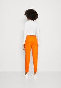 b.young DAYS CIGARET PANTS - Vászonnadrágok - orangeade