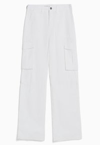 Vita cargo byxor i lätt material, med avslappnad passform, sidofickor och knappstängning fram. Slät textur utan mönster.