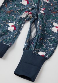Blåmønstret jumpsuit med Moomin-figurer, med lynlås, elastiske manchetter og blødt inderfor.