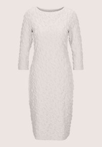 Texturiertes weißes Kleid mit langen Ärmeln, einem runden Ausschnitt und einer taillierten Silhouette. Verfügt über ein zerknittertes Stoffmuster überall.