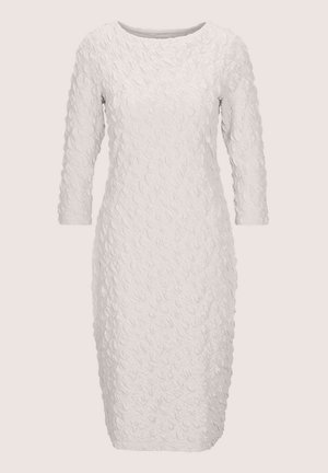 Texturiertes weißes Kleid mit langen Ärmeln, einem runden Ausschnitt und einer taillierten Silhouette. Verfügt über ein zerknittertes Stoffmuster überall.