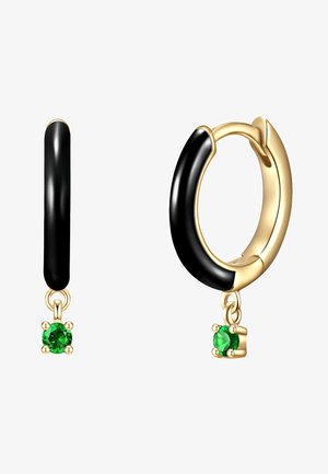 Pendientes de aro dorados con un acento de esmalte negro y una gema verde colgante. El diseño incluye un acabado suave y pulido.