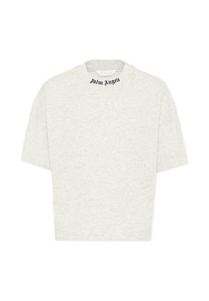 Lichtgrijs T-shirt met korte mouwen en ronde hals, met de tekst "Palm Angels" in zwarte Old English-lettertype gecentreerd op de kraag.