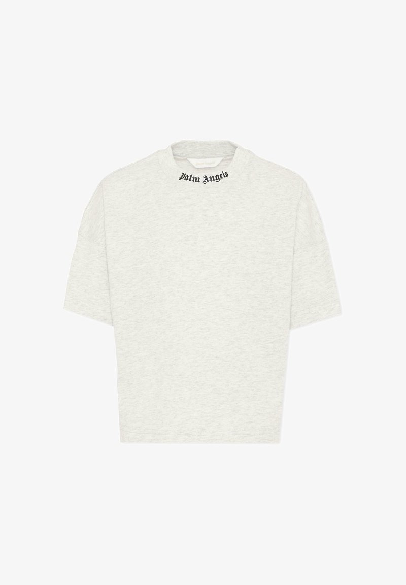 T-shirt gris clair à manches courtes et col rond, avec le texte "Palm Angels" en police gothique noire centré sur le col.