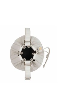 Borsa in pelle bianca con parte superiore arricciata, fissata da cinghie e accessori in argento. Texture liscia e interno nero con forma rotonda.