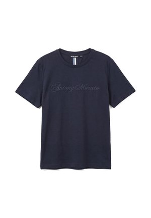 Camiseta azul marino de manga corta con cuello redondo y logo "Antony Morato" en cursiva sutilmente grabado en el pecho.