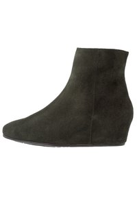 Bottine à carreau en suede vert foncé avec une texture lisse, un bout arrondi et un design sans couture. Dispose d'un talon caché pour une élévation.