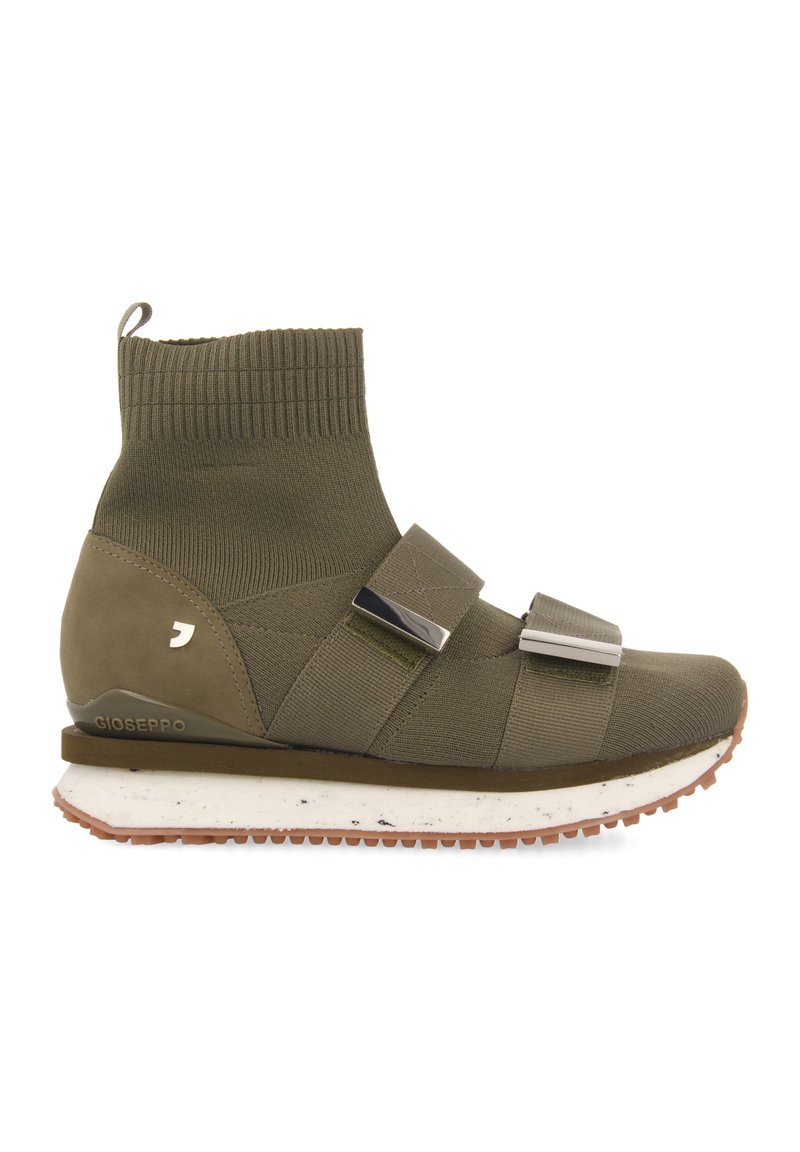 Zapatilla alta de color verde oliva con parte superior tipo calcetín acanalada, dos correas anchas con detalles metálicos, suela blanca salpicada y pastilla marrón.