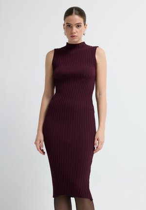 Mauve geribbelde gebreide jurk met een hoge halslijn, zonder mouwen en een getailleerde pasvorm, die tot halverwege de kuit valt met een rechte zoom.