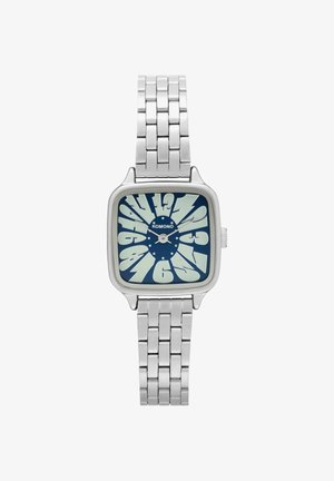 Montre-bracelet carrée en argent avec un cadran bleu foncé, de grands chiffres blancs déformés, des aiguilles argentées pour les heures, les minutes et les secondes, et un bracelet en maillons métalliques.