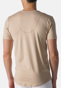 Beige t-shirt met korte mouwen en een ronde hals, gladde stoftextuur en zichtbare naden aan de achterkant. Geen graphics of patronen.