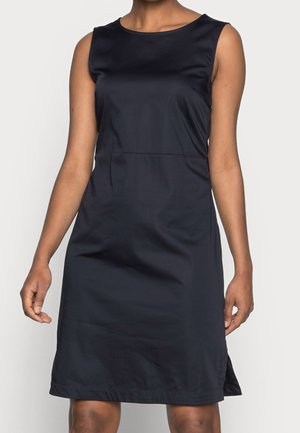 Granatowa sukienka bez rękawów z okrągłym dekoltem, wykonana z gładkiej tkaniny, o prostym kroju i subtelnym bocznym rozcięciu dla swobody ruchów.
