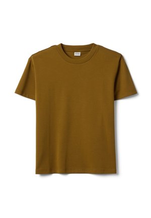 Camiseta lisa de color verde oliva con mangas cortas y cuello redondo, colocada plana sobre un fondo blanco.