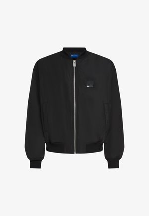 Černá bomber bunda s předním zipem, žebrovaným límcem a manžetami, bočními kapsami a malou nášivkou loga na levé hrudi.