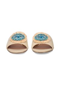 Sandalias deslizantes tejidas en beige, con un detalle decorativo central con adornos azules y un borde con volantes. Forro interior suave.