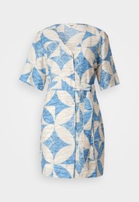 Robe à manches courtes et à boutons bleue et blanche, présentant une texture matelassée et un motif floral, avec une taille ceinturée et un décolleté en V.