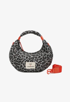 Handtasche mit Leopardenmuster in Grau und Schwarz, rundliche Form, gepolstertes Design und rotem Griff. Inklusive abnehmbarem rotem Schulterriemen.