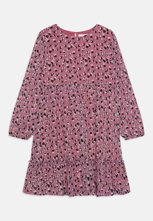 Rosa langärmliges Kleid mit schwarzem und weißem abstraktem Leopardenprint, geraffter Taille und volanter Saum.