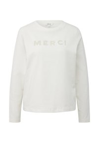 Biała bawełniana koszulka z długim rękawem z napisem "MERCI" w teksturowanych akcentach na wysokości klatki piersiowej, okrągłym dekoltem i luźnym krojem.