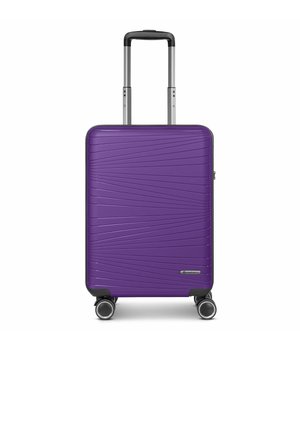 Valise rigide violette avec quatre roues et poignée télescopique étendue, avec des lignes diagonales texturées sur sa surface.