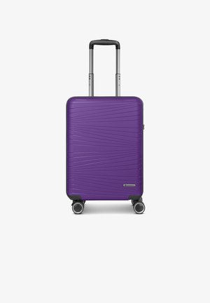 Valise rigide violette avec quatre roues et poignée télescopique étendue, avec des lignes diagonales texturées sur sa surface.
