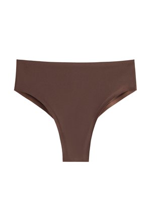 Kvinde med langt flettet hår står barfodet iført brun bh og matchende højtsiddende undertøj mod en ensfarvet hvid baggrund.