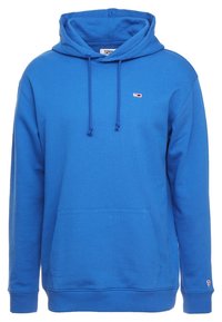 Blå bomullströja med dragsko i huvan, framficka, ribbade ärmslut och en liten logotyp på vänster bröst. Slät textur.