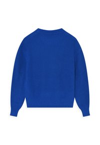 Kék kötött pulóver bordás textúrával, kerek nyakkal és hosszú ujjakkal. A hátulja sima, látható varrások vagy minták nélkül.