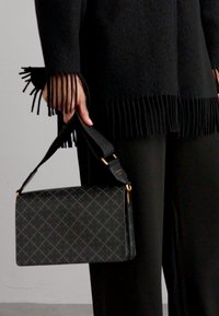 By Malene Birger LOENNA - Soma ar siksnu pāri ķermenim - charcoal