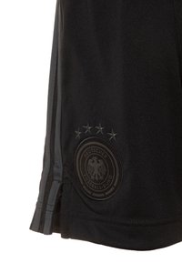Svarta shorts i glättat tyg med en rund texturerad logotyp som visar Tyska fotbollsförbundet och fem stjärnor ovanför.