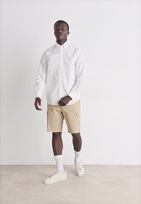 Tommy Hilfiger SOLID HERITAGE OXFORD SHIRT - Marškiniai - optic white