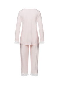 Helles pinkes Schlafanzugset mit langärmeliger Bluse und Hose. Die Bluse hat einen runden Ausschnitt und Spitzenakzente an den Bündchen und Hosenumschlägen.