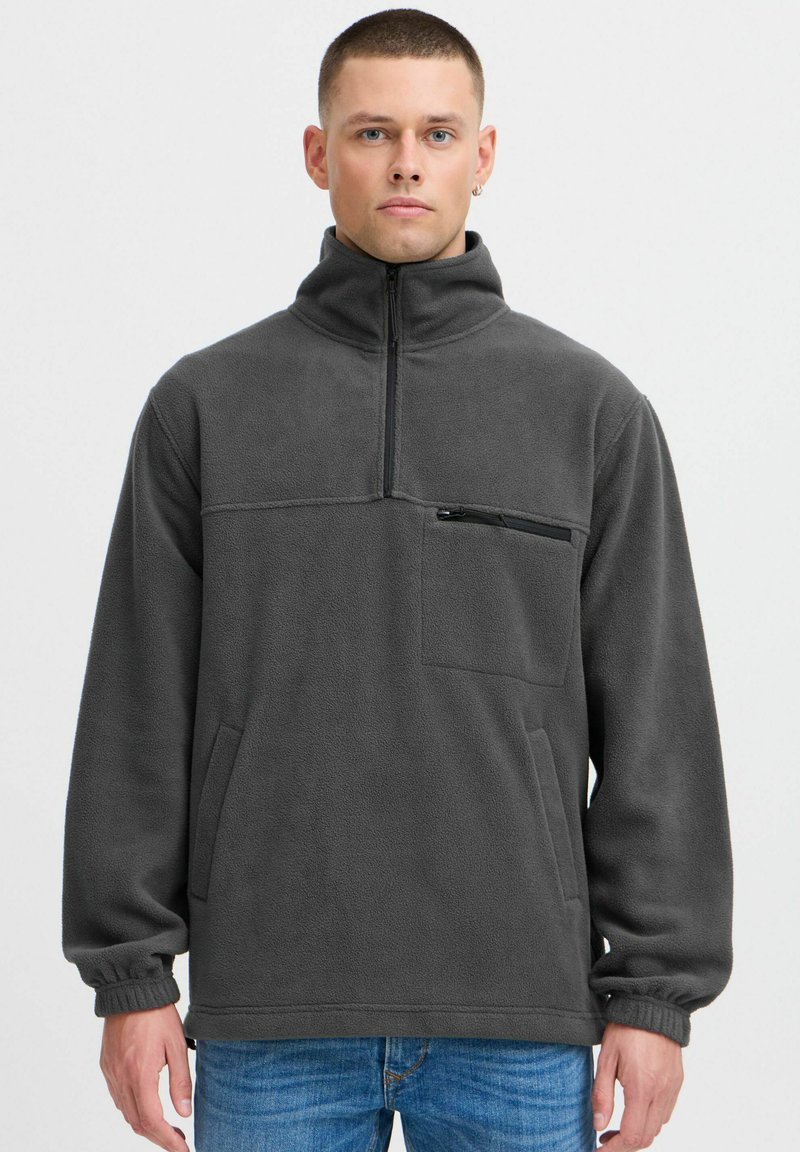 Halli hallidega hall fleece'ist pullover, millel on kõrge kaelus, pool-zip ees, rinnaosa tasku zippersiga ja küljetaskud; omadused elastsetes mansettides ja allservas.