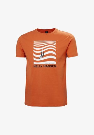 Oranžové bavlněné tričko s krátkým rukávem, zdobené grafikou plachetnice a vlnitými liniemi v bílé barvě. Pod ním je vytištěno jméno značky "Helly Hansen".