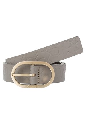 Opgerolde grijze leren riem met geperst "CK" patroon en gouden ovale gesp gegraveerd met de merknaam "Calvin Klein".