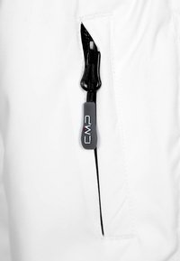 Hvidt stof med en lynlåslomme, der har en sort lynlås og en grå trækstrop mærket "CMP." Glat tekstur, minimalistisk design.