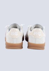 Sneakers in suede bianco con accenti in vernice beige, con un interno texturizzato e una suola in gomma naturale. Etichetta "P448" sul tallone.