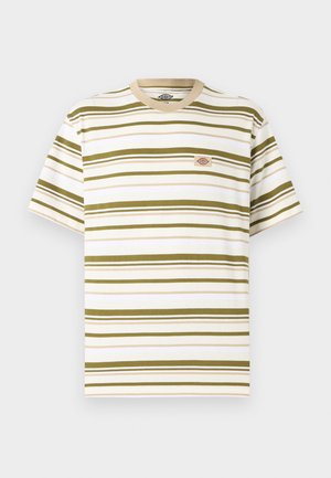 Hvid t-shirt med korte ærmer med olivengrønne, horisontale striber og et lille rektangulært logopatch på venstre bryst.