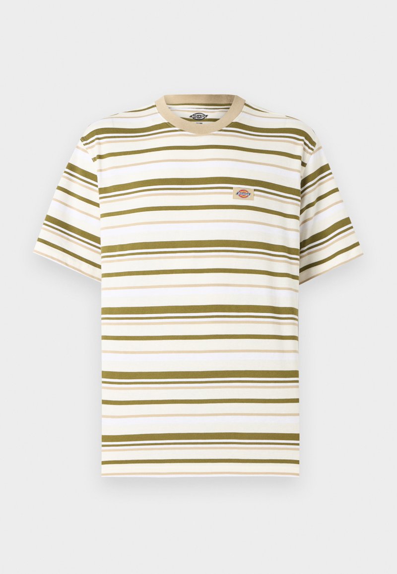 Weißes T-Shirt mit kurzen Ärmeln, olivgrünen horizontalen Streifen und einem kleinen rechteckigen Logopatch auf der linken Brust.